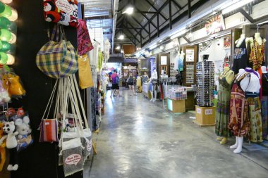 İnsanlar gece markette alışveriş.