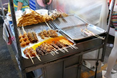 gece pazarda satış ızgara kalamar şiş