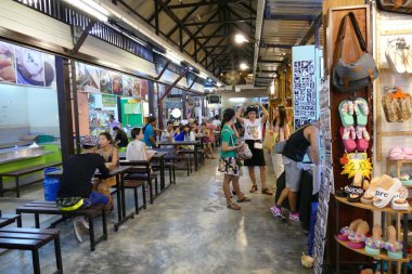 İnsanlar gece markette alışveriş.