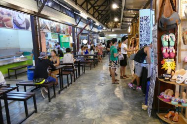 İnsanlar gece markette alışveriş.