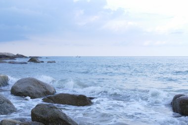 plaj, taş ve deniz görünümü