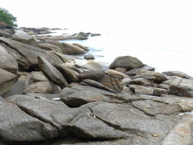 Plaj, taş, gökyüzü ve deniz görünümü