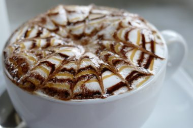 Bir fincan kapuçino ve latte sanatı.