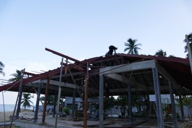 İşçi bina inşa etmek çatıda çalışıyor 