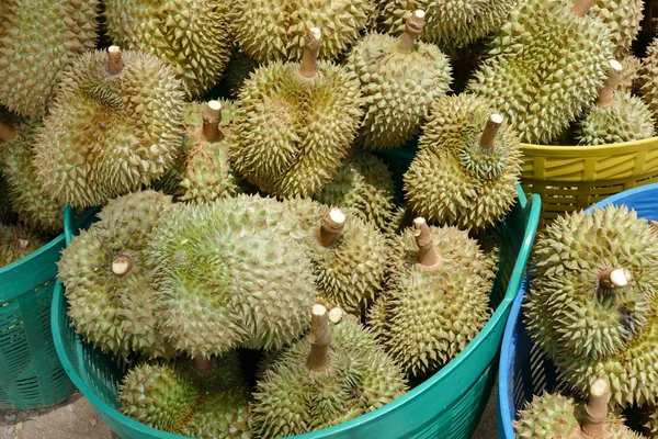 Stack av durian frukt till salu — Stockfoto