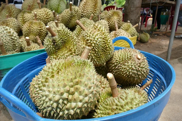 Apilado de fruta duriana para la venta —  Fotos de Stock
