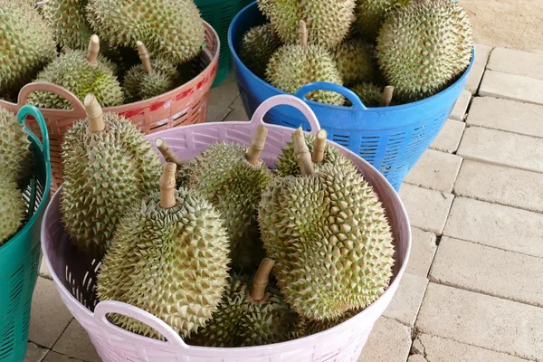 Stack av durian frukt till salu — Stockfoto