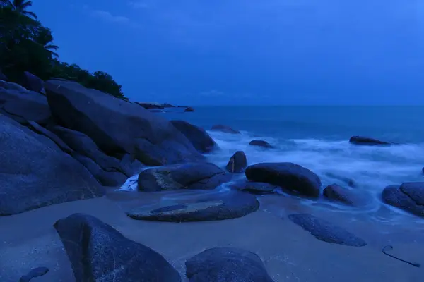 Vue sur la plage, la pierre et la mer la nuit — Photo