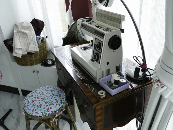 Máquina de coser en escritorio de madera vintage — Foto de Stock