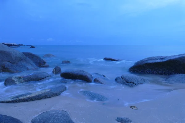 晚上可以看到海滩、石头和大海的景色 — 图库照片