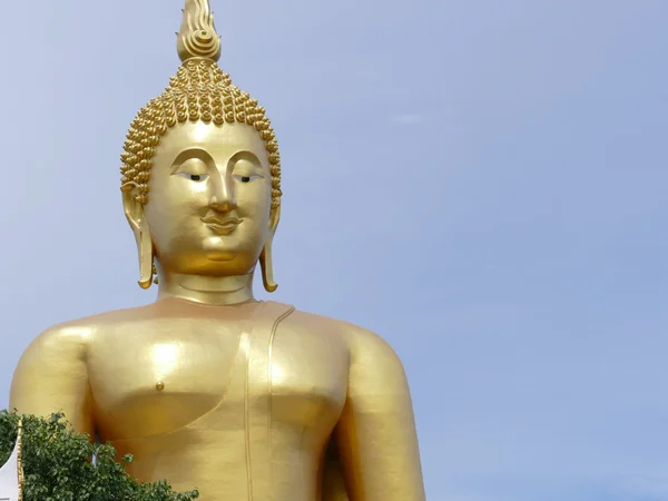 Estatua grande de oro buddha — Foto de Stock