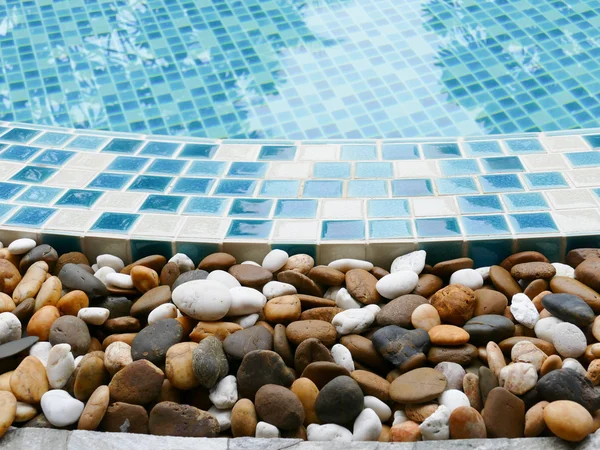 Piedra en el borde de la piscina — Foto de Stock