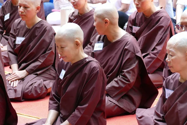 Die Ordinationszeremonie der buddhistischen Nonne — Stockfoto