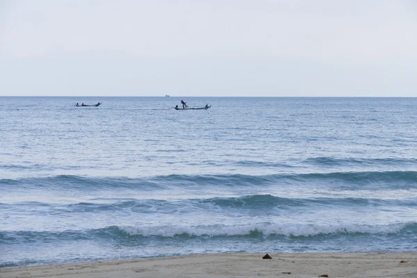 Vista sulla spiaggia, onda, mare e la barca — Foto Stock