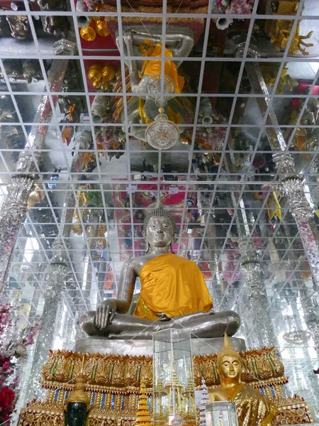 Reflection of people on the ceiling in buddhism temple with budd — Stock Photo, Image