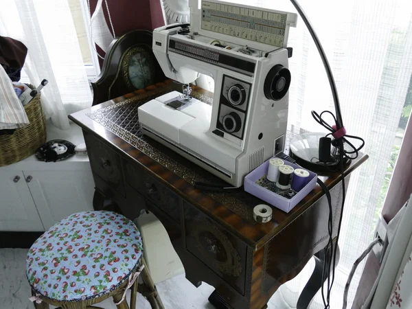 Máquina de coser en escritorio de madera vintage — Foto de Stock