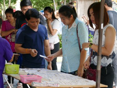 Tay insanlar piyango bileti satın alıyor