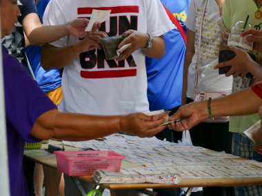 Tay insanlar piyango bileti satın alıyor