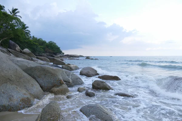 Άποψη της παραλίας, πέτρα και θάλασσα — Φωτογραφία Αρχείου