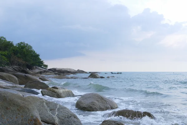 Vue sur la plage, la pierre et la mer — Photo