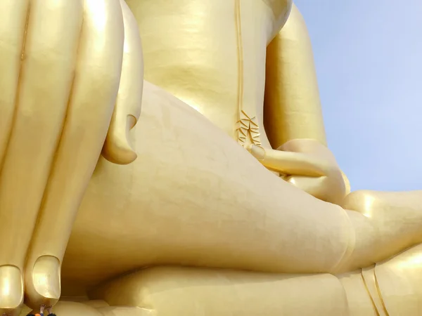 Mano di grande statua di buddha d'oro — Foto Stock