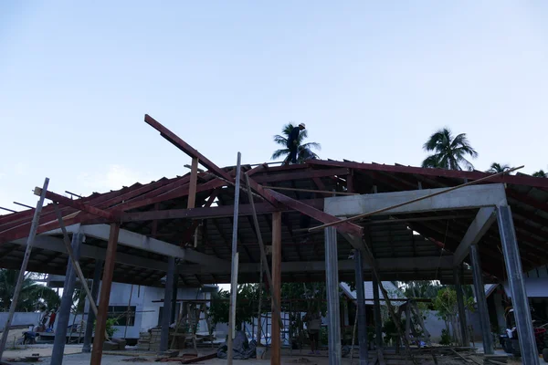 El trabajador está trabajando en el tejado para construir el edificio —  Fotos de Stock