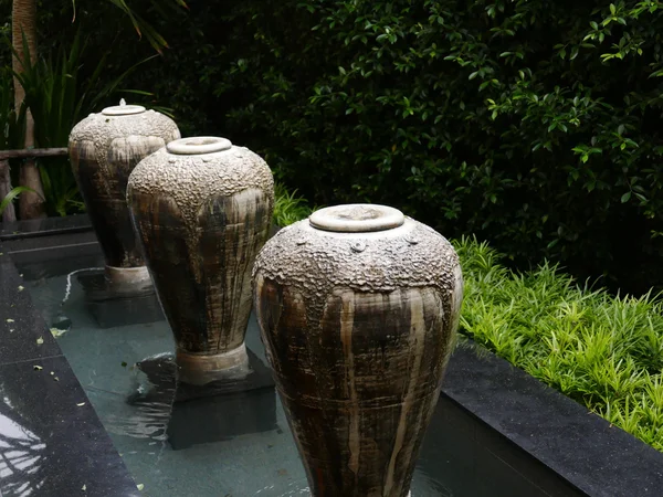 Fontana brocca decorazione in giardino — Foto Stock