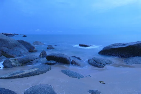Vue sur la plage, la pierre et la mer la nuit — Photo