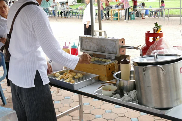 人类正在泰国传统蛋蛋糕 — 图库照片