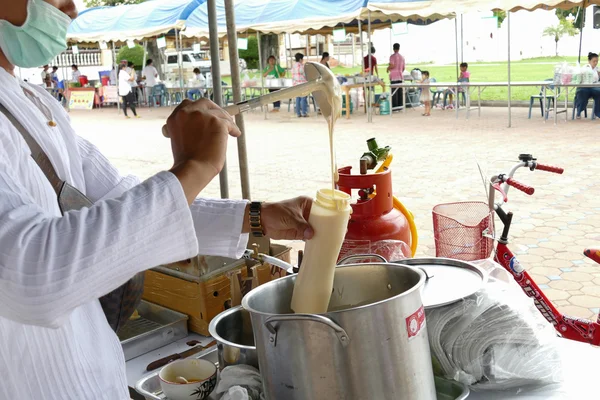 De man is beslag voor het maken van thailand traditionele ei ca gieten — Stockfoto