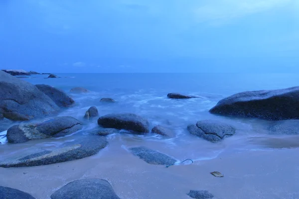 Pohled na pláž, kamene a moře v noci — Stock fotografie