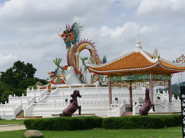 Çince ejderha heykeli mimarisi — Stok fotoğraf