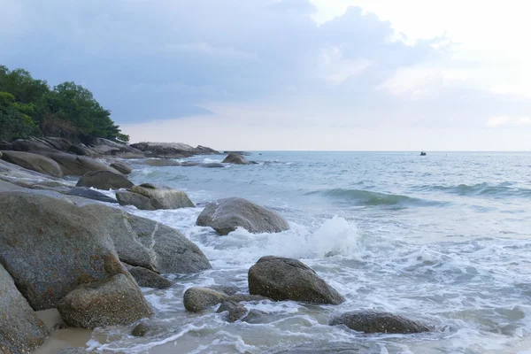 Vue sur la plage, la pierre et la mer — Photo