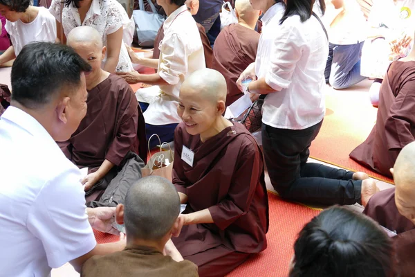 Die Ordinationszeremonie der buddhistischen Nonne — Stockfoto