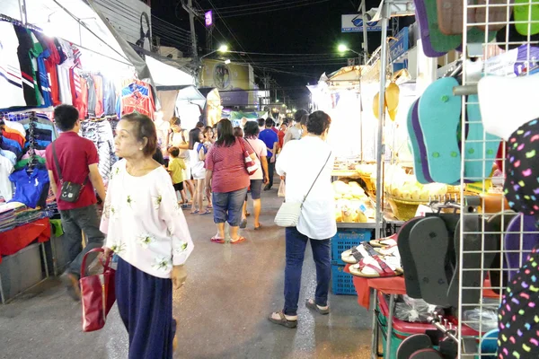 La gente está de compras en el mercado nocturno . — Foto de Stock