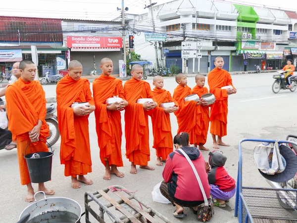 Lidé nabízejí jídlo buddhistický mnich — Stock fotografie