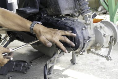 Kasnak ve kemer motosiklet mekanik kontrol edin