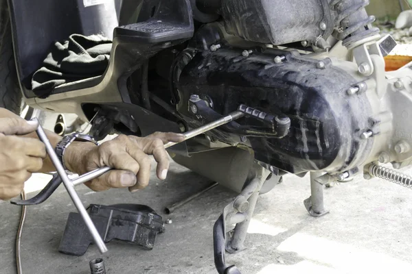 机修工检查滑轮和皮带的摩托车 — 图库照片