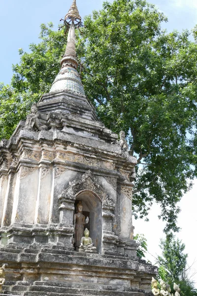 Antika buddhismen pagoda på landsbygden i Thailand — Stockfoto
