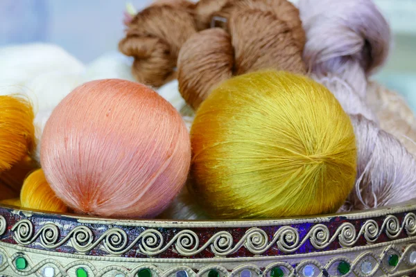 Fios de seda coloridos — Fotografia de Stock