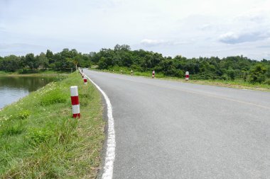 yol kenarında park su birikintisi