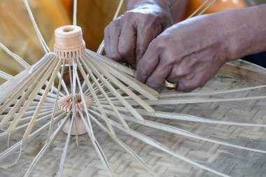 esnaf elişi rattan şemsiye yapıyor