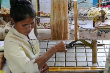 Tayland geleneksel iplik iplik eğirme kadın