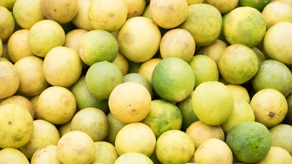 Citron na prodej na místním trhu — Stock fotografie