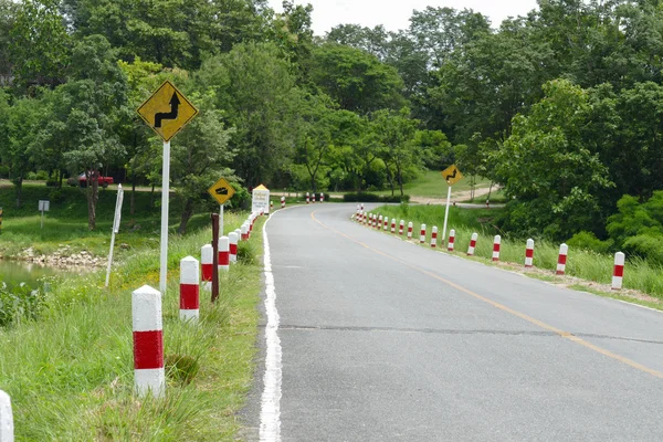 Weg naast de vijver in het park — Stockfoto