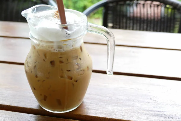 Café capuchino helado en jarra de vidrio — Foto de Stock