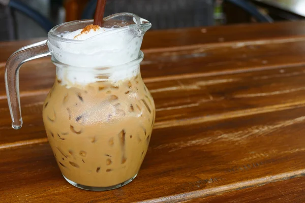 Café capuchino helado en jarra de vidrio — Foto de Stock