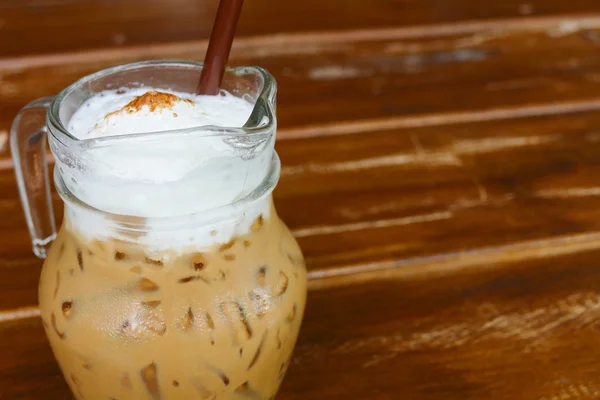 Iced cappuccino kaffe i Glaskanna — Stockfoto
