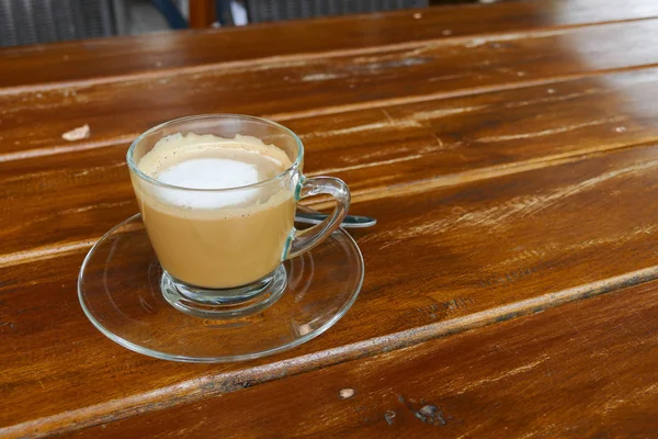 Café capuchino caliente en taza de vidrio — Foto de Stock