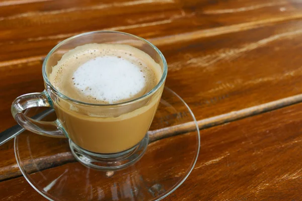 Heißer Cappuccino-Kaffee in Glasbecher — Stockfoto